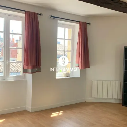 Rent this 3 bed apartment on 10 Cité de Nantes in 33000 Bordeaux, France