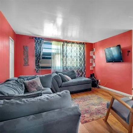 Image 3 - 163-36 Willets Point Boulevard, New York, NY 11357, USA - Apartment for sale