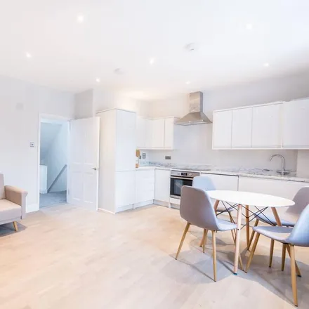 Rent this 3 bed apartment on Darville Road in London, N16 7PS