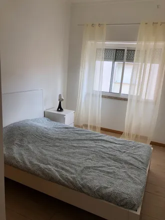 Rent this 3 bed room on Rua de Santo Eloy in 1675-122 Pontinha, Portugal