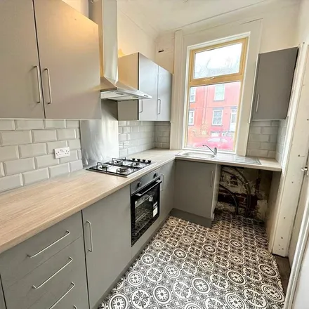 Image 2 - Brown Hill Avenue, Leeds, LS9 6DX, United Kingdom - Townhouse for rent