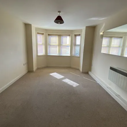 Image 3 - Courts View, Sale, M33 2WY, United Kingdom - Apartment for rent