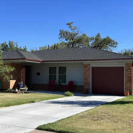 Buy this 3 bed house on 2520 10th Avenue in Canyon, TX 79015
