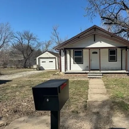 Buy this 2 bed house on 323 Liberty Street in Hutchinson, KS 67501