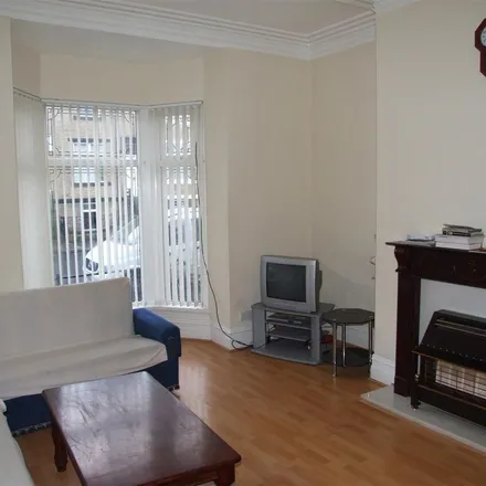 Rent this 5 bed townhouse on Leamington Street in Bradford, BD9 4QY