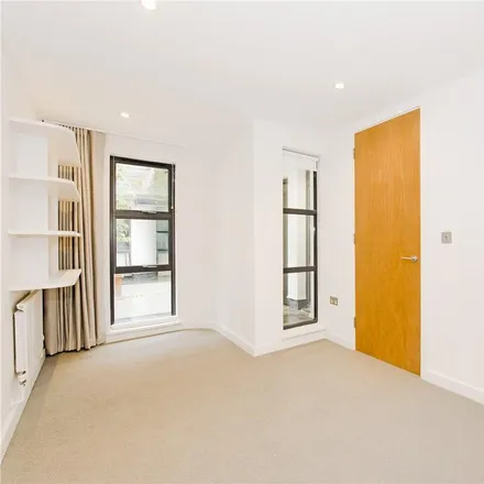 Image 3 - Bouton Court, Waterloo Terrace, London, N1 1TR, United Kingdom - House for rent