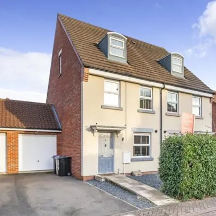 Buy this 3 bed townhouse on Hathersage Close in Grantham, NG31 7GP