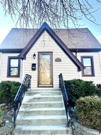 Rent this 3 bed house on New England Avenue in Harwood Heights, Norwood Park Township