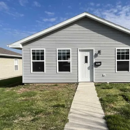 Buy this 2 bed house on 2979 Lind Street in Quincy, IL 62301