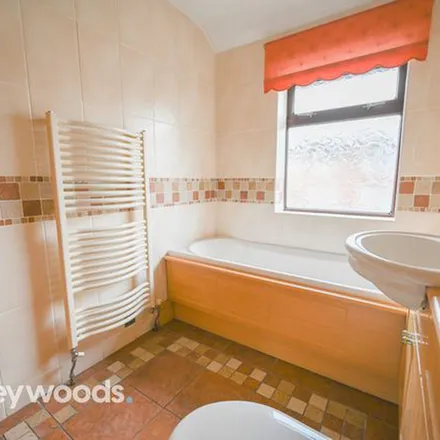 Image 1 - Wesley Place, Newcastle-under-Lyme, ST5 2PN, United Kingdom - Townhouse for rent