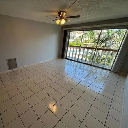 Image 2 - 2171 Collier Avenue, Fort Myers, FL 33901, USA - Condo for rent