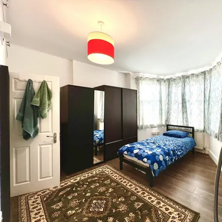 Rent this 1 bed room on 28 Pricklers Hill in London, EN5 1HD