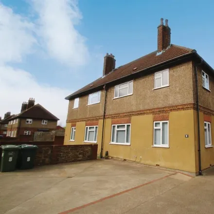 Rent this 3 bed duplex on New Road in Charlton, TW17 0QQ