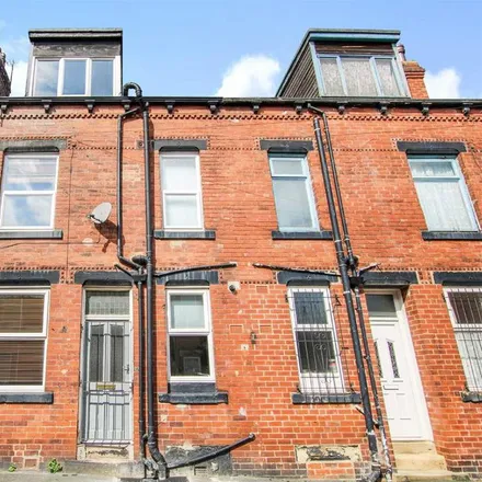 Rent this 2 bed townhouse on Edinburgh Place in Leeds, LS12 3RQ