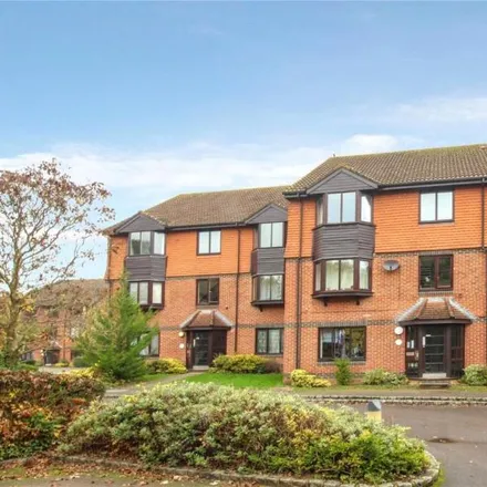 Rent this 2 bed apartment on Foxhills in Horsell, GU21 3LT