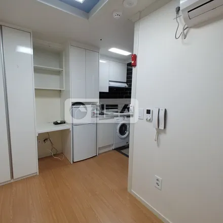 Rent this studio apartment on 서울특별시 관악구 봉천동 41-670