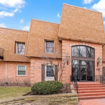 Buy this 2 bed condo on unnamed road in Highland Park, IL 60040
