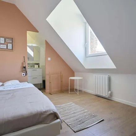 Rent this 4 bed room on 74 Route de Paris in 80000 Amiens, France
