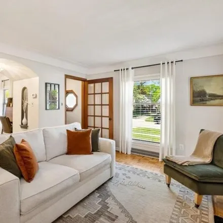 Image 5 - 1597 Hollywood Avenue, Grosse Pointe Woods, MI 48236, USA - House for sale
