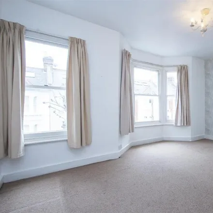 Image 4 - 189 Chatto Road, London, SW11 6RW, United Kingdom - House for rent