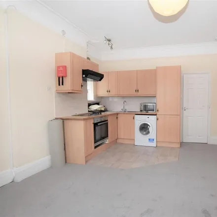 Rent this 1 bed apartment on 46 Hamilton Road in Reading, RG1 5RD