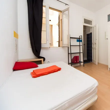 Rent this 6 bed room on Madrid in Ni Subo Ni Bajo, Calle de García de Paredes