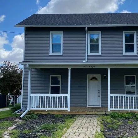 Buy this 3 bed house on 776 North Main Street in Roanoke, Woodford County