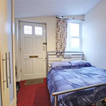 Image 5 - Guildford Street, Chertsey, KT16 9BA, United Kingdom - Apartment for rent
