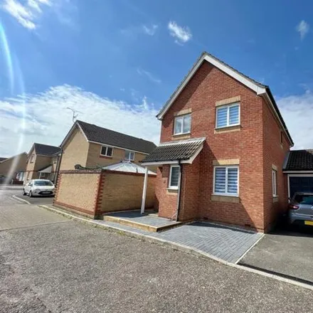 Buy this 4 bed house on Curlew Avenue in Mayland, CM3 6GB