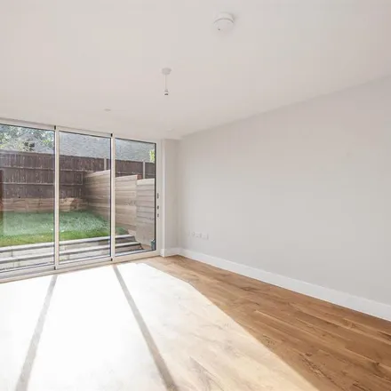 Image 3 - 18 Boston Road, London, W7 2AW, United Kingdom - Townhouse for rent