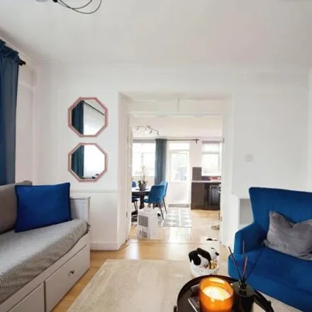 Image 4 - 18 Queenswood Avenue, London, E17 4EH, United Kingdom - Apartment for sale