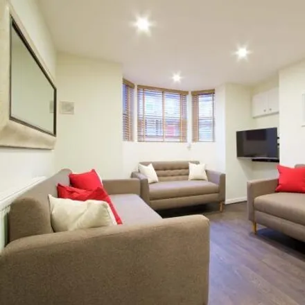 Rent this 7 bed townhouse on 31 Brudenell Mount in Leeds, LS6 1HT