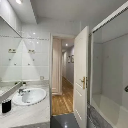 Rent this 4 bed apartment on Madrid in UGT, Avenida de América