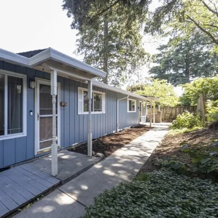 Buy this 4 bed house on 2744/2746 SE 33rd Pl in Portland, Oregon