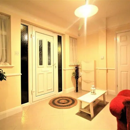 Rent this 5 bed apartment on Queens Walk in London, NW9 8ES