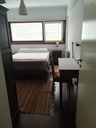 Rent this 4 bed room on Rua de Álvaro Ferreira Alves in 4100-315 Porto, Portugal
