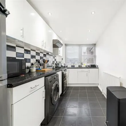 Image 5 - Franklin Close, London, SE27 0PT, United Kingdom - Apartment for sale