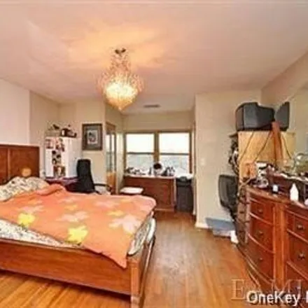 Image 4 - 6015 Independence Avenue, New York, NY 10471, USA - House for sale