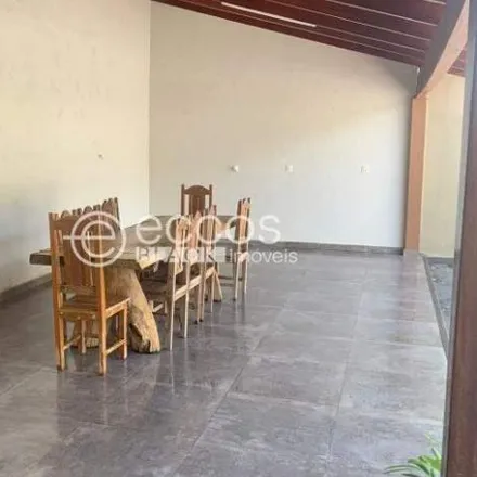 Buy this 3 bed house on Rua Valdeci Pereira da Silva in Taiaman, Uberlândia - MG