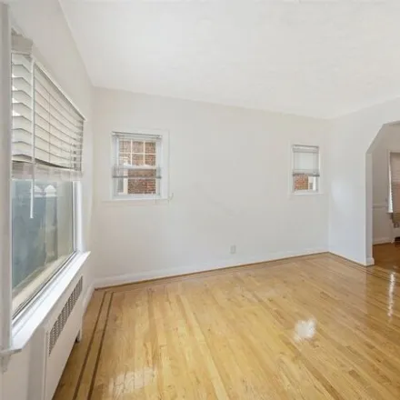 Image 3 - 114-49 222nd Street, New York, NY 11411, USA - House for sale