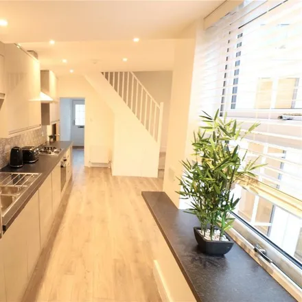 Image 5 - 16 Nevill Grove, North Watford, WD24 5EA, United Kingdom - Townhouse for rent