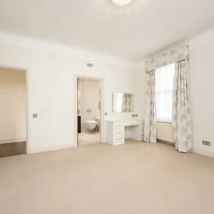 Rent this 3 bed apartment on South Lodge in Circus Road, London