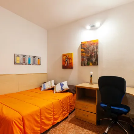 Rent this 4 bed room on La Flor in Carrer Torras i Bages, 08110 Montcada i Reixac