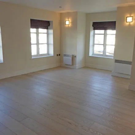 Rent this 2 bed apartment on Kenilworth Road in Warwick, CV32 6HD