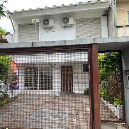 Buy this 3 bed house on Hamburgueria Me Gusta in Rua Miguel Tostes 770, Rio Branco