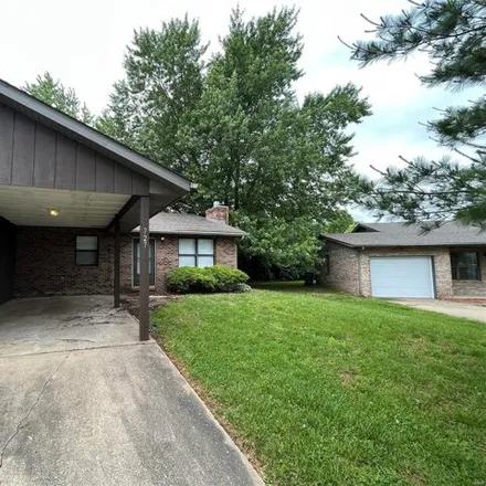 Rent this 3 bed house on 727 Oxen Drive in Shiloh, IL 62221