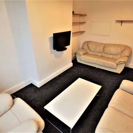 Rent this 5 bed apartment on Beechwood Grove in Leeds, LS4 2LT