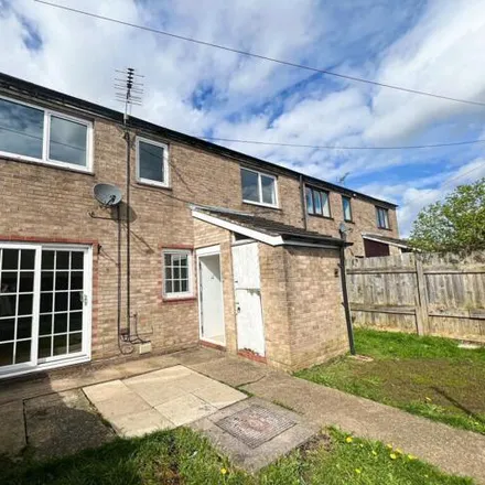 Rent this 3 bed townhouse on Axminster Close in Hull, HU7 4SG