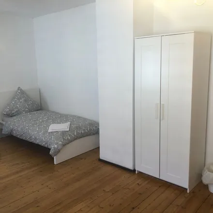 Rent this 4 bed apartment on Flurstraße 26 in 67657 Kaiserslautern, Germany