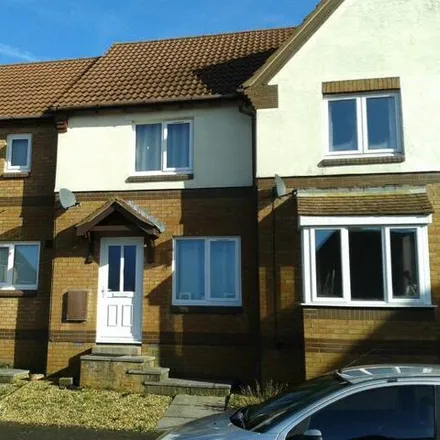 Rent this 2 bed townhouse on Summerlands Gardens in Plympton, PL7 2ZH